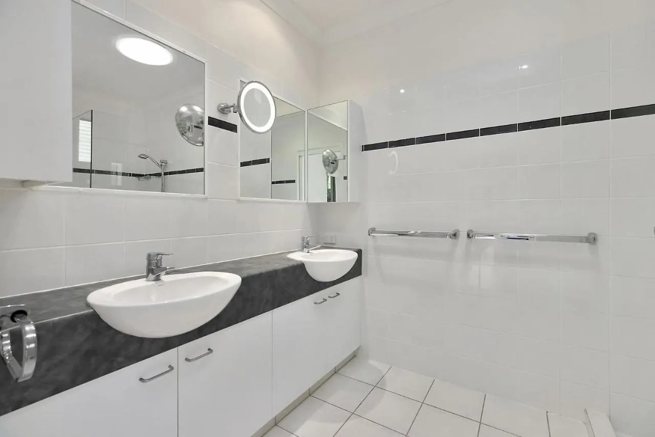 Maher Tce Stately Residence With Beach Side Charm Sunshine Beach Holiday home